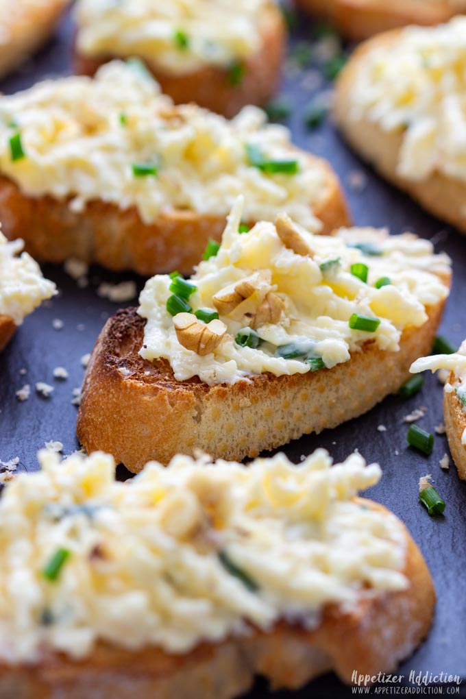 Garlic Cheddar Cheese Spread with Bread