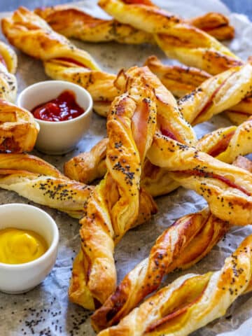 Crunchy bacon puff pastry twists