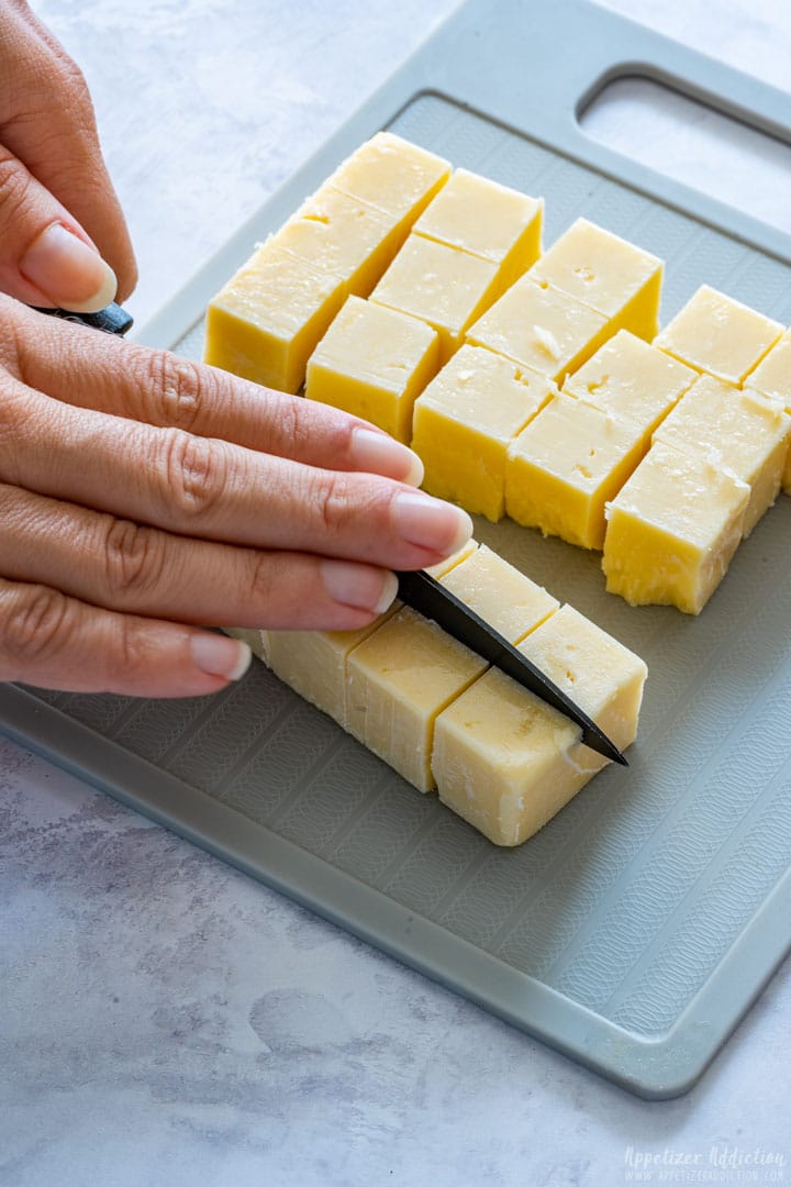 Cutting cheese to the cubes
