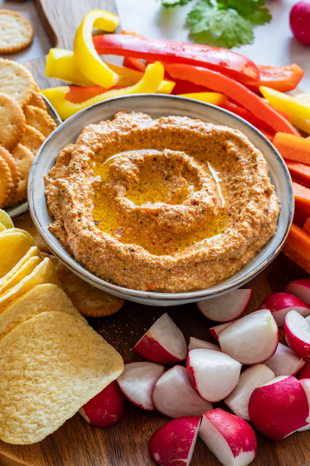 Creamy cottage cheese dip with vegetables and crisps.